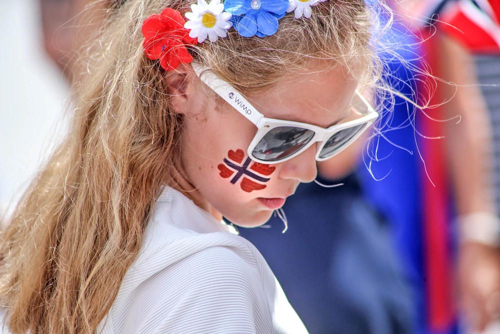 La comunidad Noruega de Torrevieja y Vega Baja celebra su Día Nacional. Unos 1.500 residentes nórdicos protagonizaron un pasacalles y una acto en el Paseo Vista Alegre