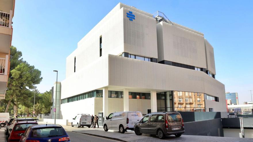 Los técnicos daban ayer los  últimos retoques al nuevo Hospital IMED Virgen de la Fuensanta de Murcia. | L. O.