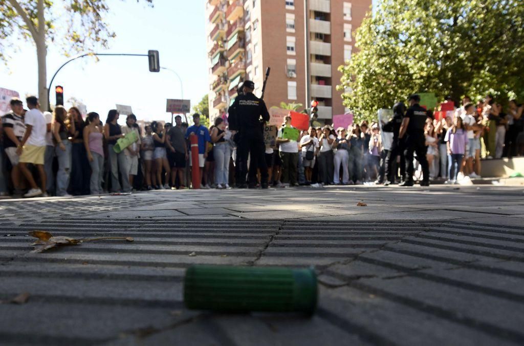 Todas las imágenes de la protesta por la Ebau y las cargas policiales junto a la Consejería de Educación