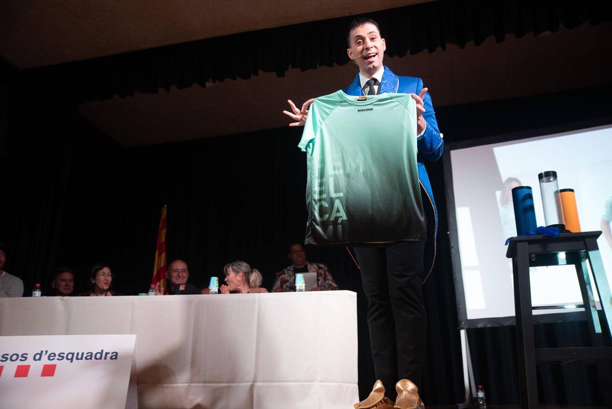 El Màgic Pol mostra la samarreta de la propera edició de la caminada "Fem el camí al teu costat"