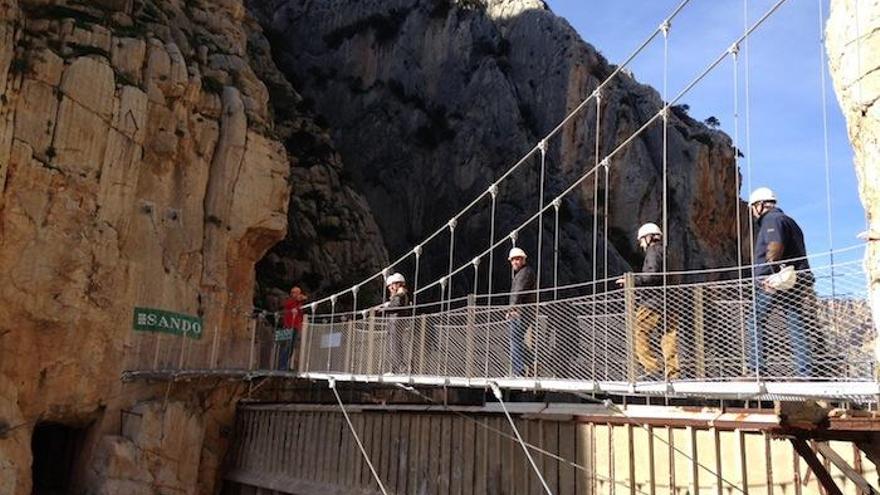 Antonio Banderas, Francisco de la Torre y Elías Bendodo en el Caminito del Rey