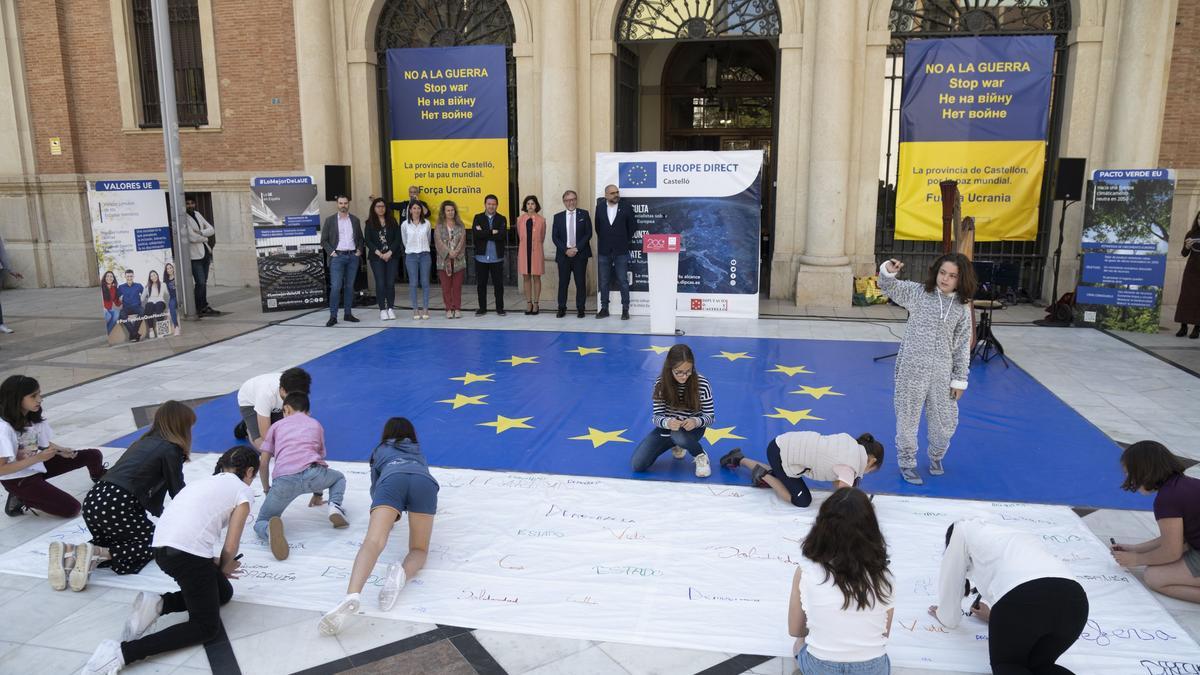 Un momento del acto de conmemoración celebrado en la plaza de Las Aulas este lunes