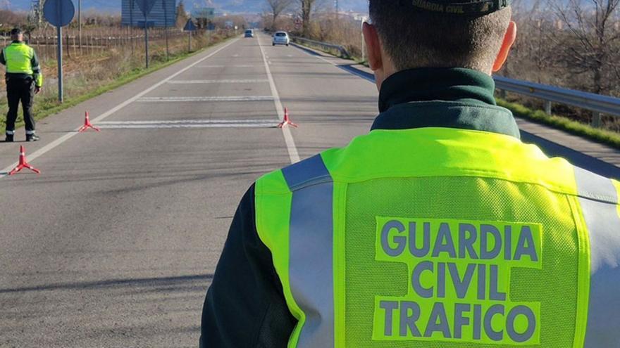 Agentes de Tráfico en un control de carreteras. | G. C.