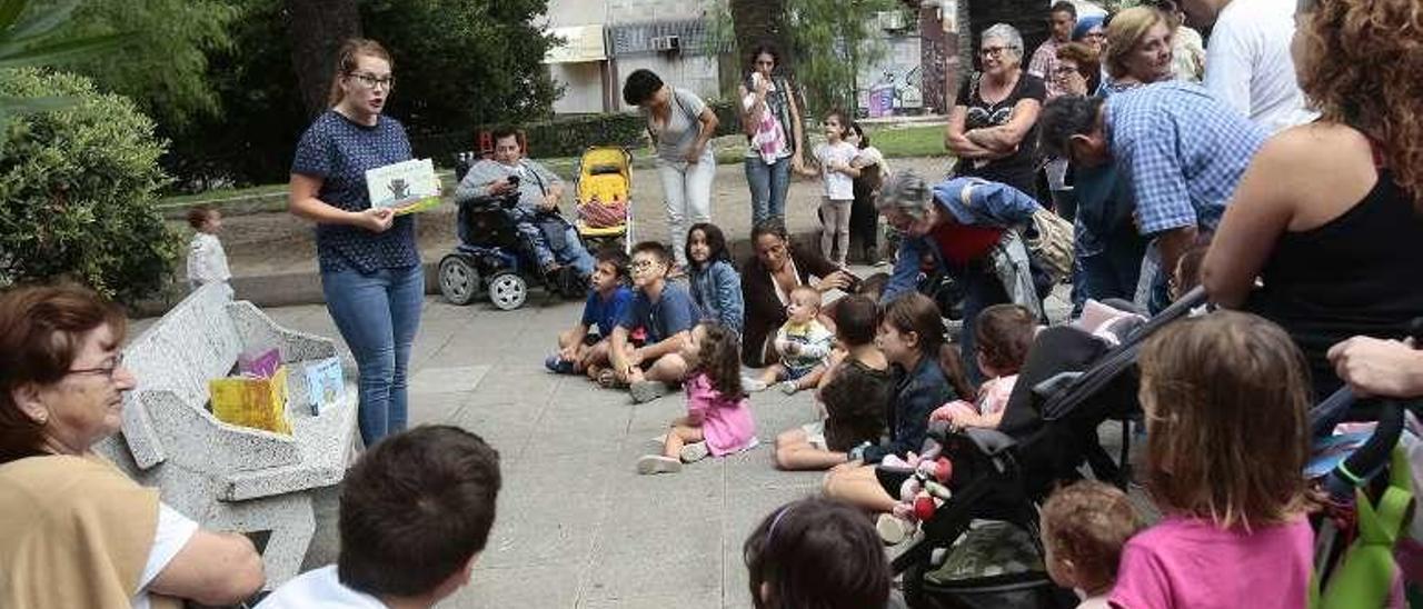 Niños y mayores disfrutan de los cuentos de &quot;No verán... un conto&quot;. // A. Irago