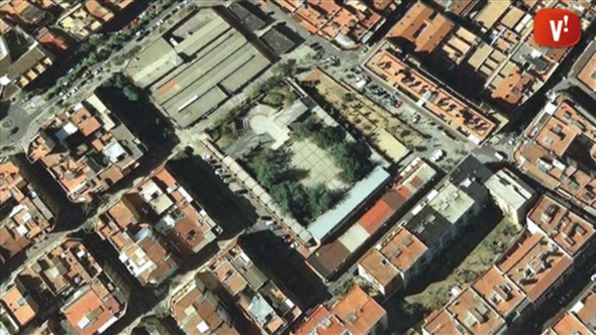 Imatge aèria de la plaça de la Constitució de Viladecans abans de la reforma. Imatge aèria de la plaça de la Constitució de Viladecans abans de la reforma.