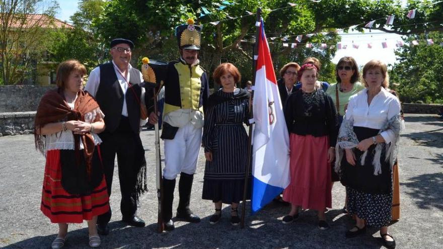 Un grupo de vecinos de la población burgalesa de Hontoria de Valdearados, ayer, en la localidad llanisca.