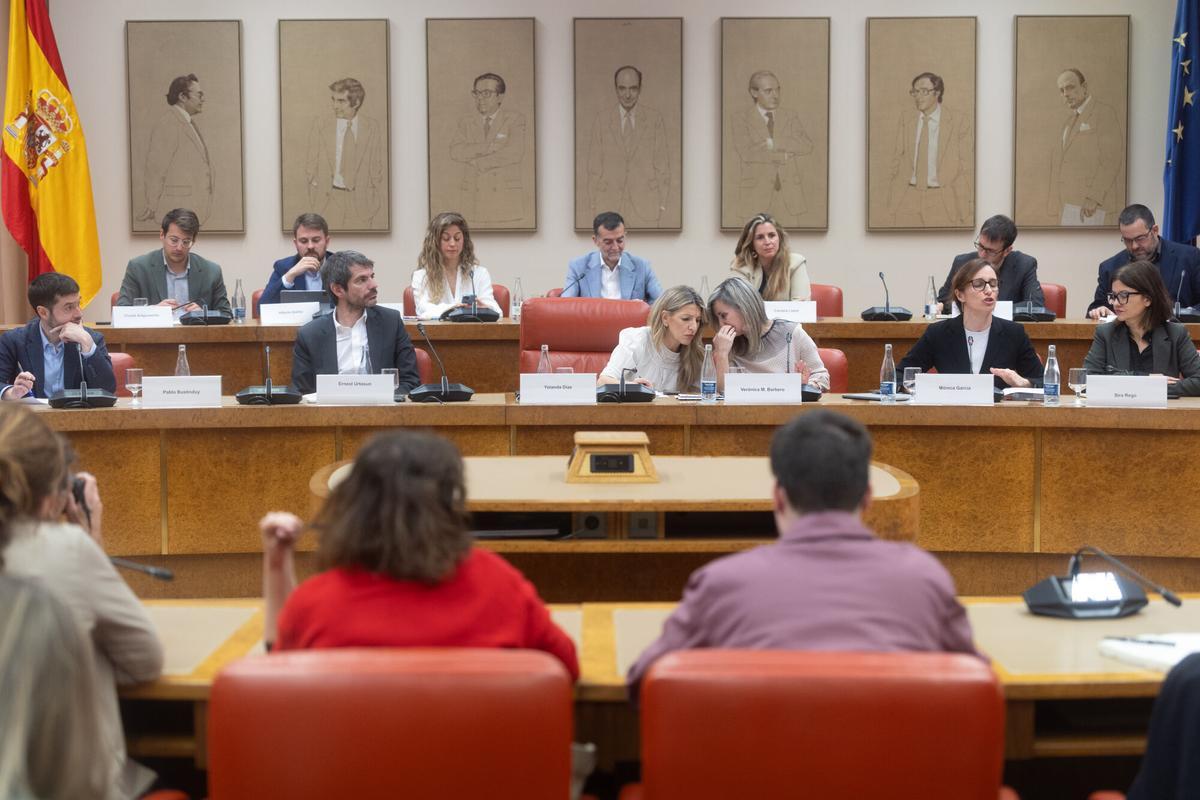 Los ministros de Sumar, este lunes en la reunión en el Congreso.