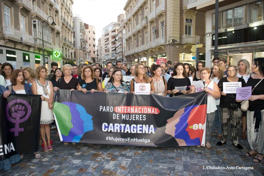 Minuto de silencio por el asesinato de la joven de Cartagena en varios municipios