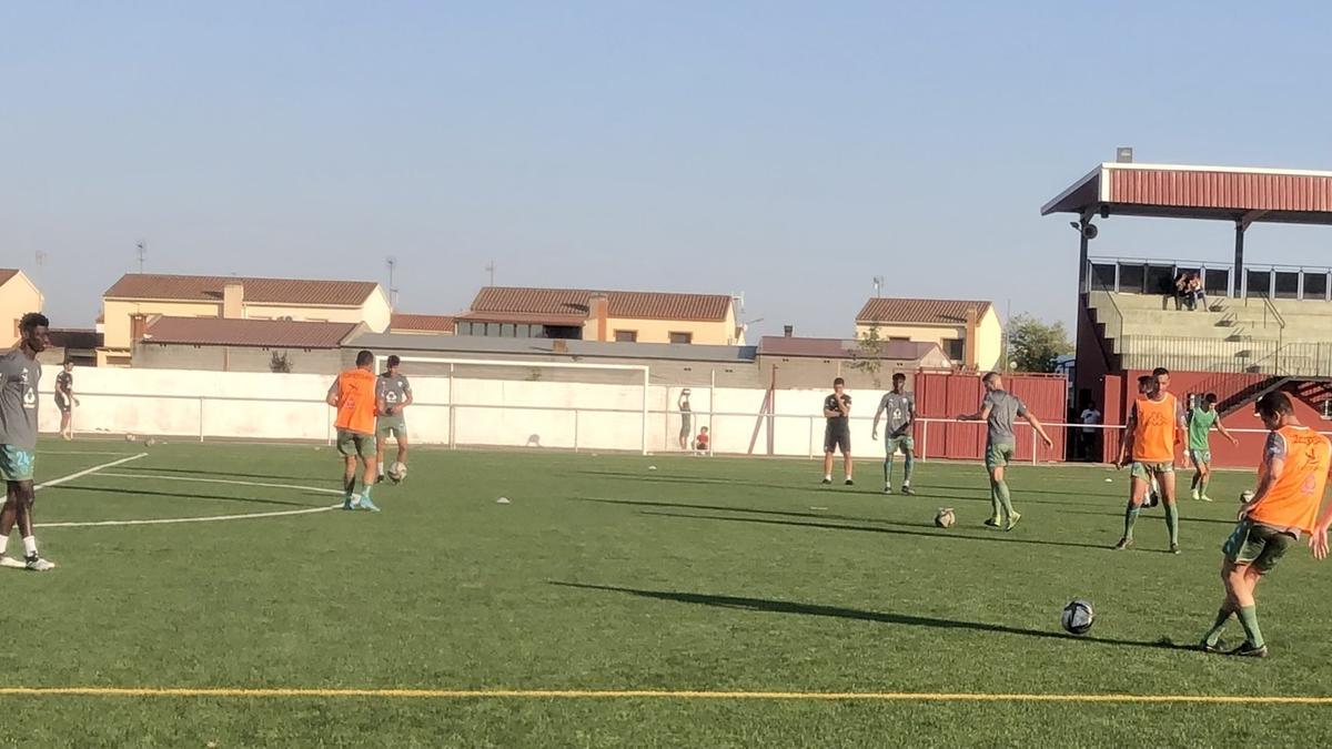 Calentamiento de los jugadores del Villanovense en Hernán Cortés.