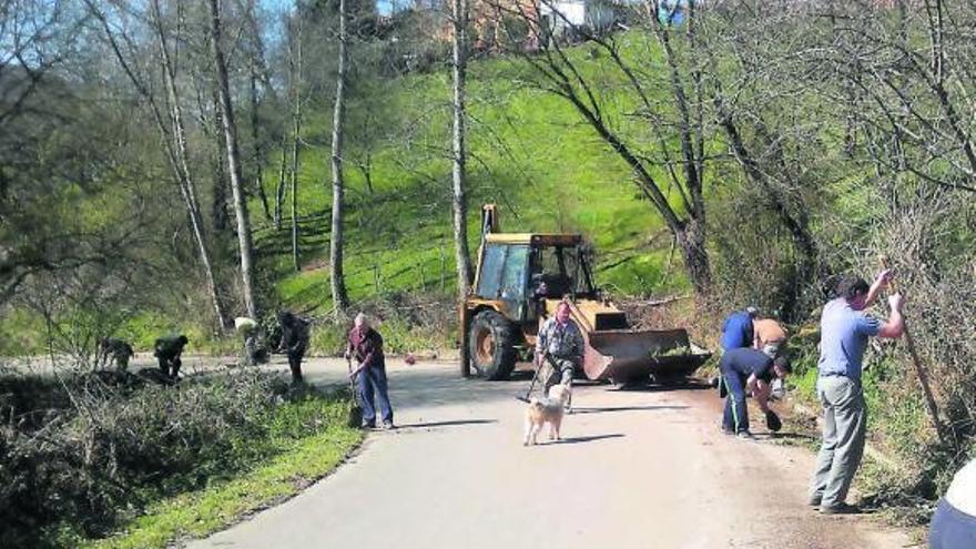 Los vecinos de Bimenes se unen en sextaferia para limpiar las cunetas de la carretera