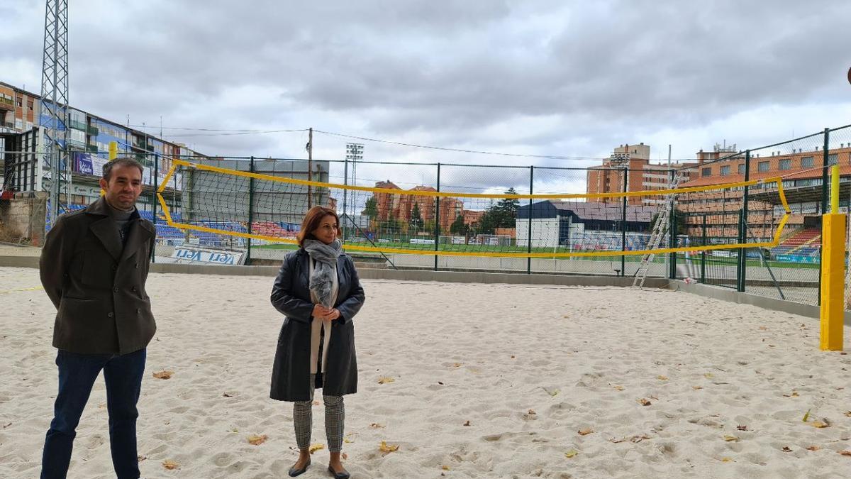 La alcaldesa y el concejal de Deportes, en las nuevas pistas.