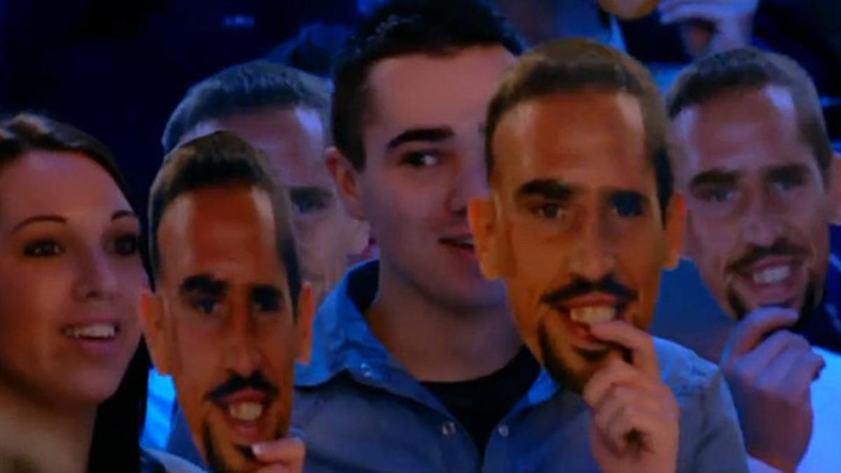 Varios espectadores con caretas de Ribéry, en el programa de Canal+ Francia