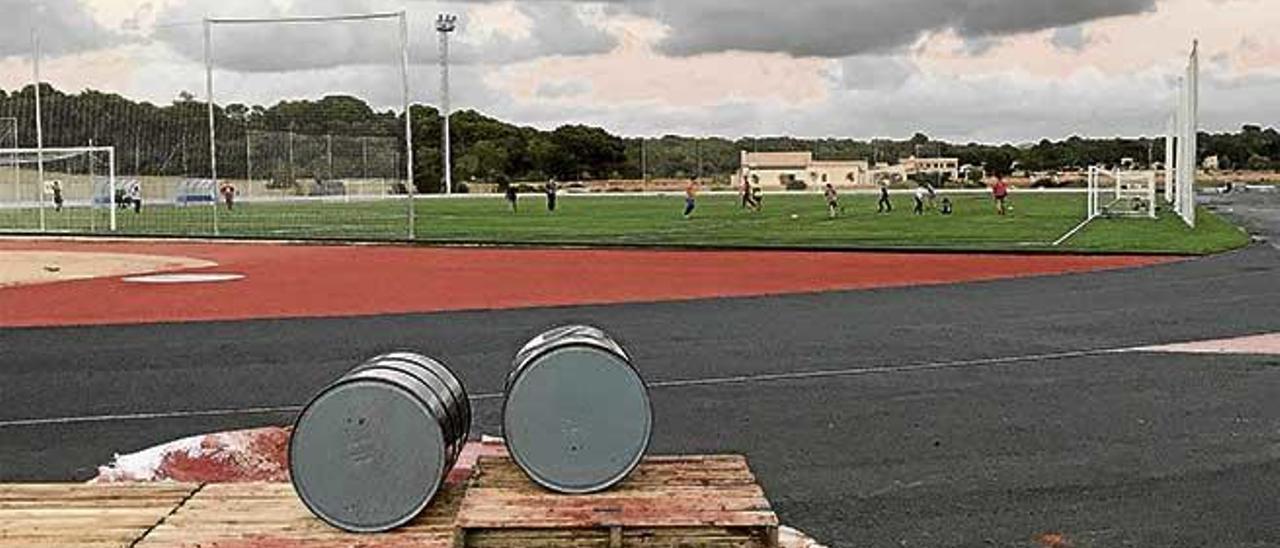 Aspecto actual del campo de fútbol y la pista de atletismo de la Colònia. Aún se han de habilitar vestuarios en condiciones y un bar, y adecentar las pistas de baloncesto y fútbol sala.