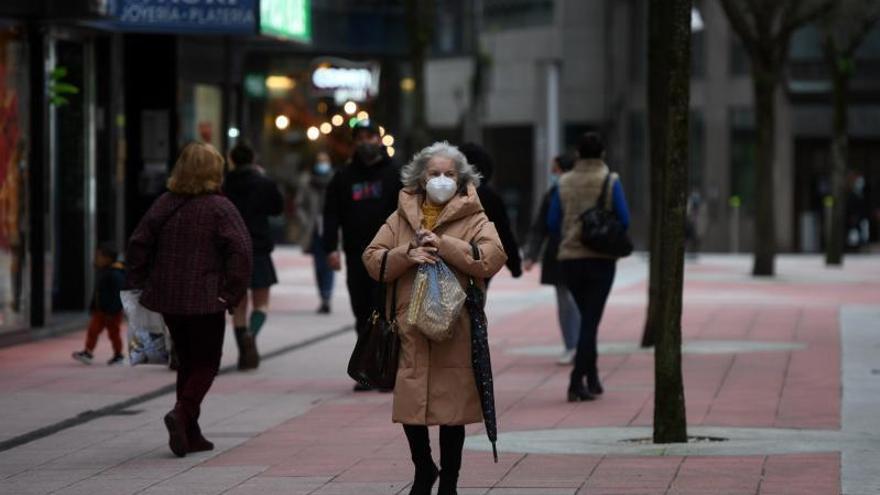 Una persona con mascarilla camina por una calle de Pontevedra. | // GUSTAVO SANTOS