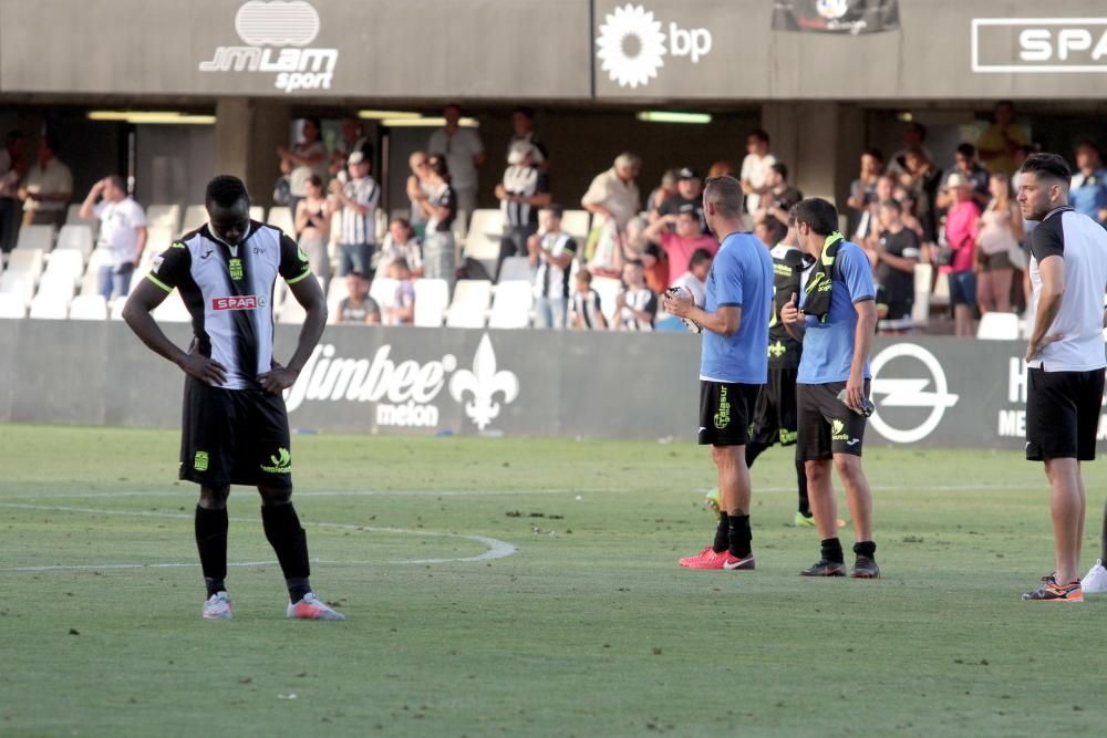 Los jugadores del FC Cartagena, tristes tras el partido que les deja sin ascenso