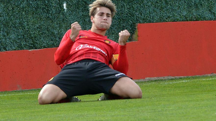 Mateu Ferrer celebra un gol con el Mallorca B.