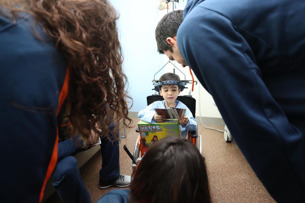 Los jugadores del Valencia Basket visitan La Fe