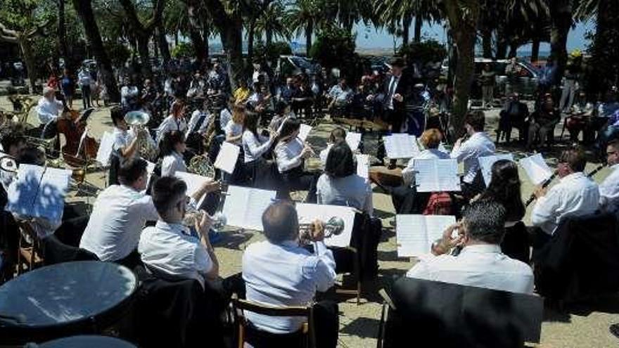 Un momento da actuación da banda de Castrelo, en Cambados. // I.A.