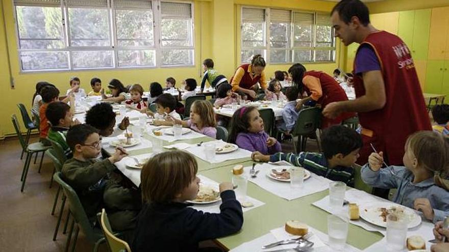 Varios alumnos comen en el comedor de un colegio gallego. / carmen giménez