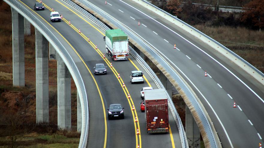 Camions que ja circulen pel viaducte de Sant Sadurní en direcció Vic després del by-pass provisional mentre no s'executin les obres