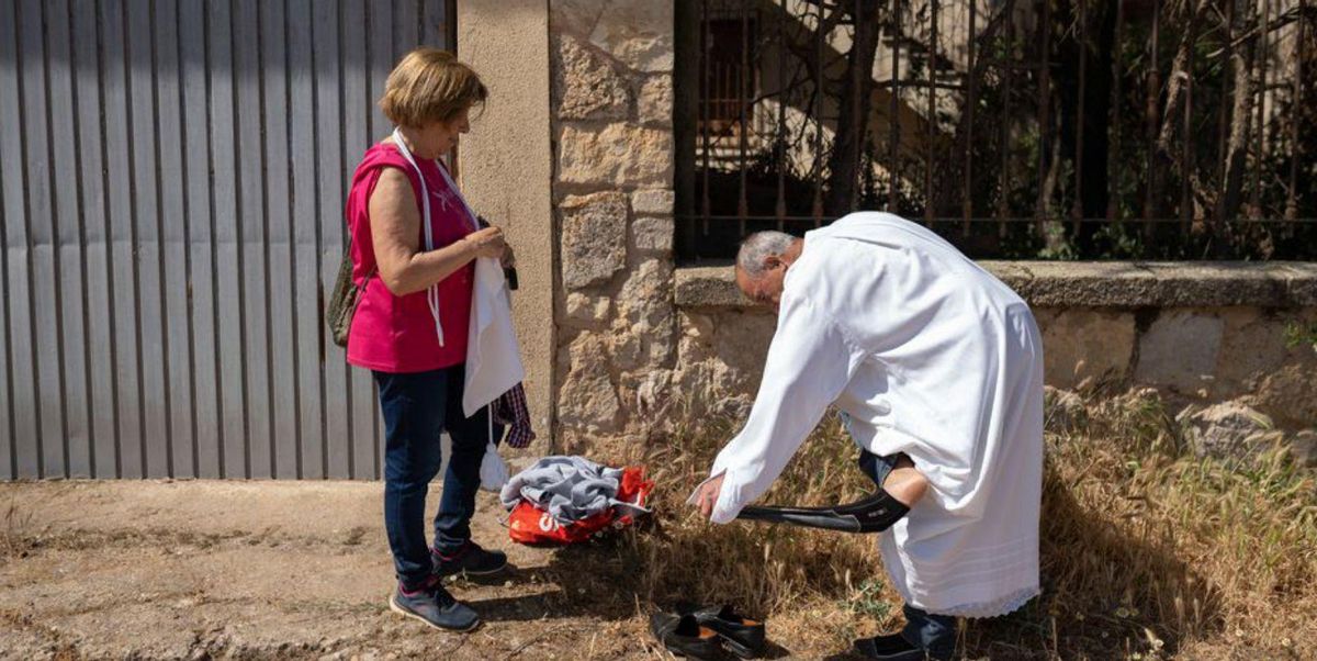 Uno de los penitentes se prepara para comenzar la procesión. | Emilio Fraile