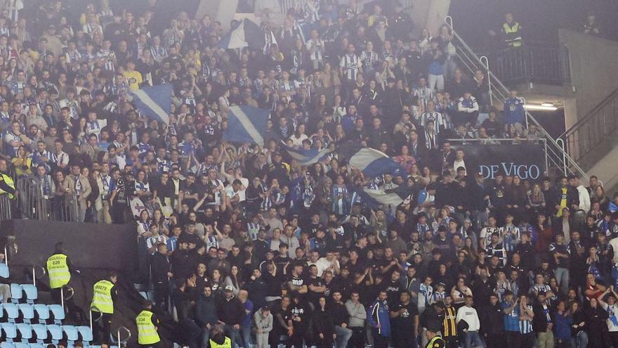 Aficionados deportivistas, ayer en las gradas de Balaídos. |  // LOF