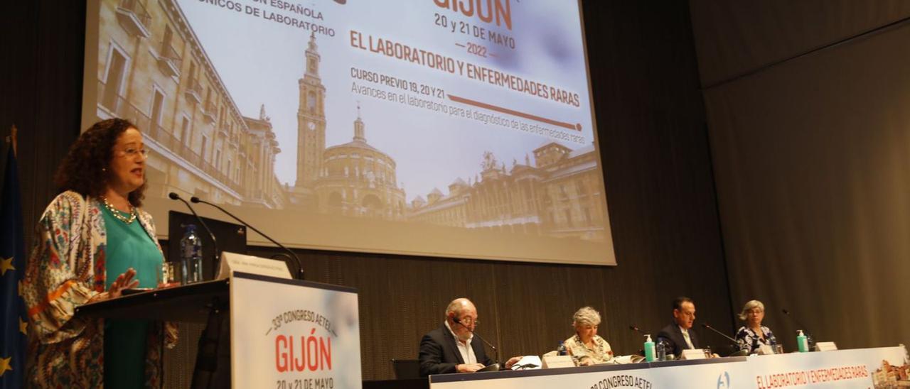 La organizadora Ana González, presentando a Antonio Manuel Fueyo, la alcaldesa Ana González, Juan Carlos Rodríguez y María Josefa Fernández, ayer, en el recinto ferial. |  Ángel González