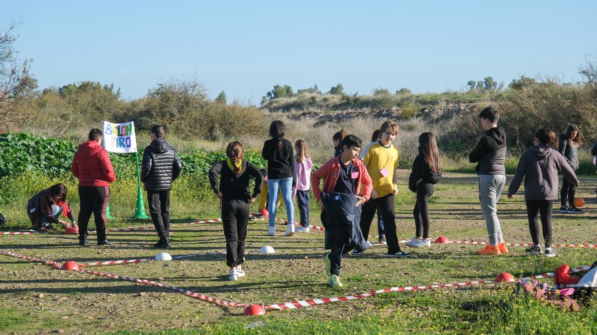 Los niños se divierten jugando a balón prisionero.