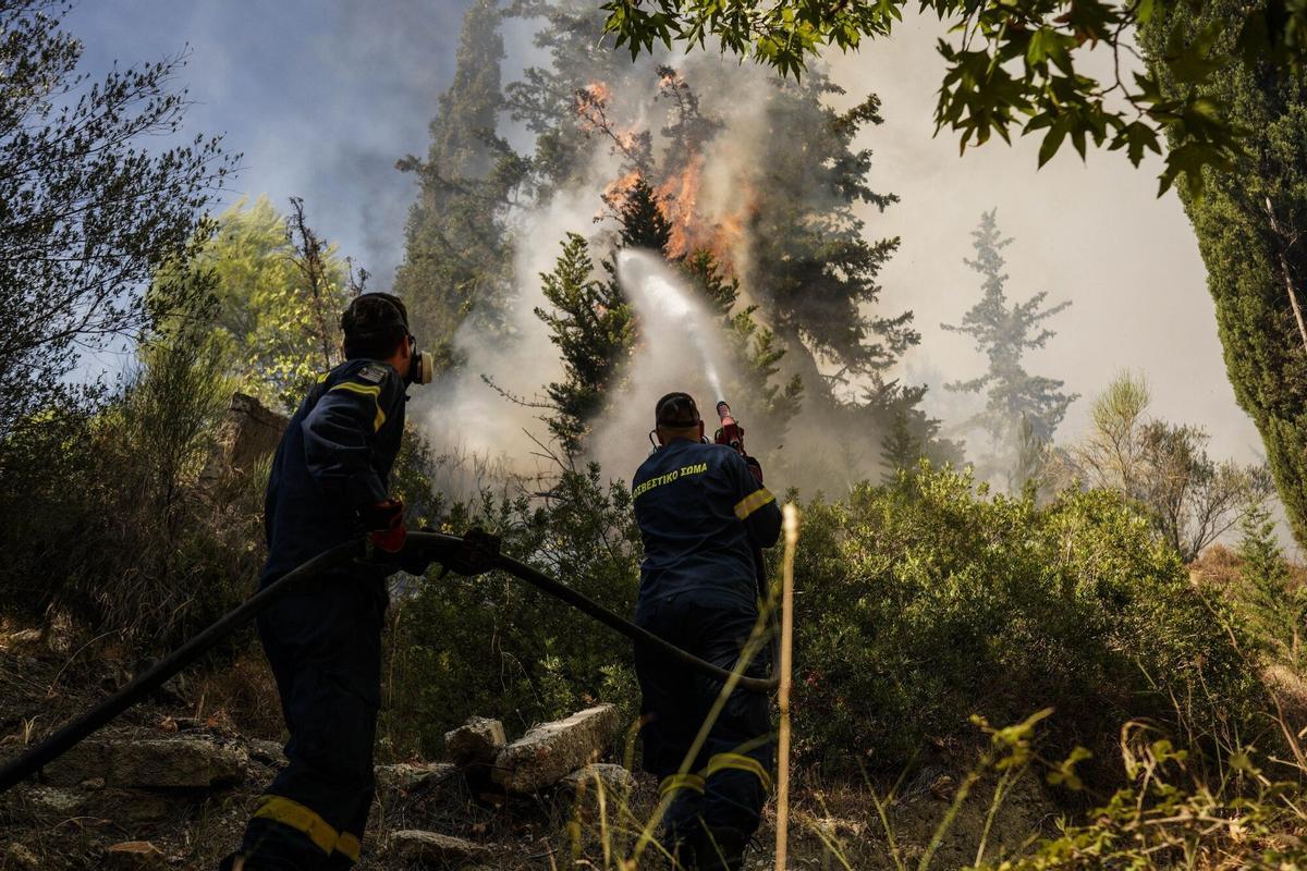 Dos grandes incencios cerca de Atenas obligan a evacuar a miles de personas