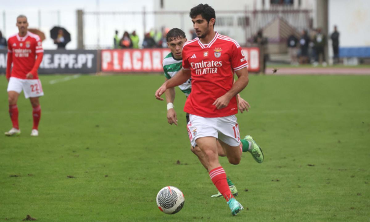 Gonçalo Guedes, cedido por el Wolverhampton al Benfica, es una alternativa para reforzar el ataque del Villarreal.