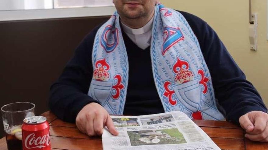 Juan Ventura repasa su periódico de cabecera. // Muñiz