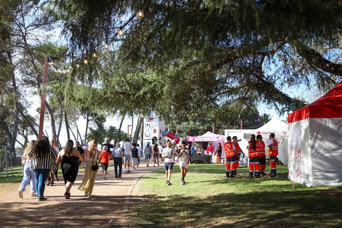 Entrada al escenario de la Alcazaba con uno de los puntos de atención de Cruz Roja.