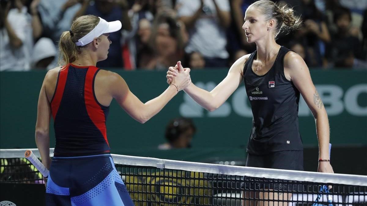 Wozniacki (izquierda) felicita a Pliskova después de su partido en Singapur