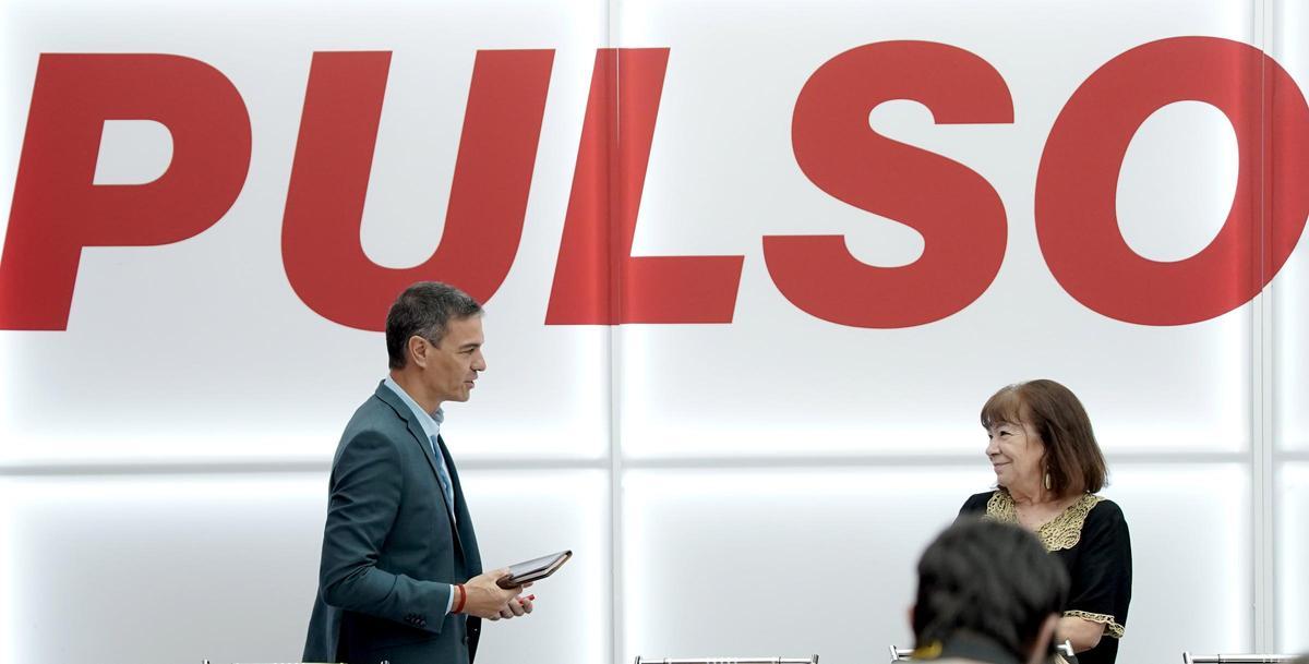 El presidente del Gobierno, Pedro Sánchez, y la presidenta del PSOE, Cristina Narbona, durante una reunión de la ejecutiva del partido.