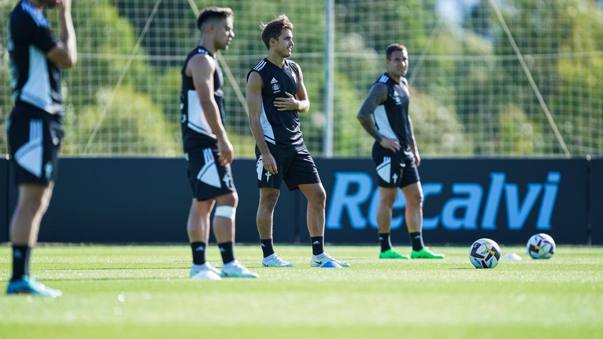 Denis Suárez, junto a Beltrán y Mallo, en un entrenamiento de la pretemporada.