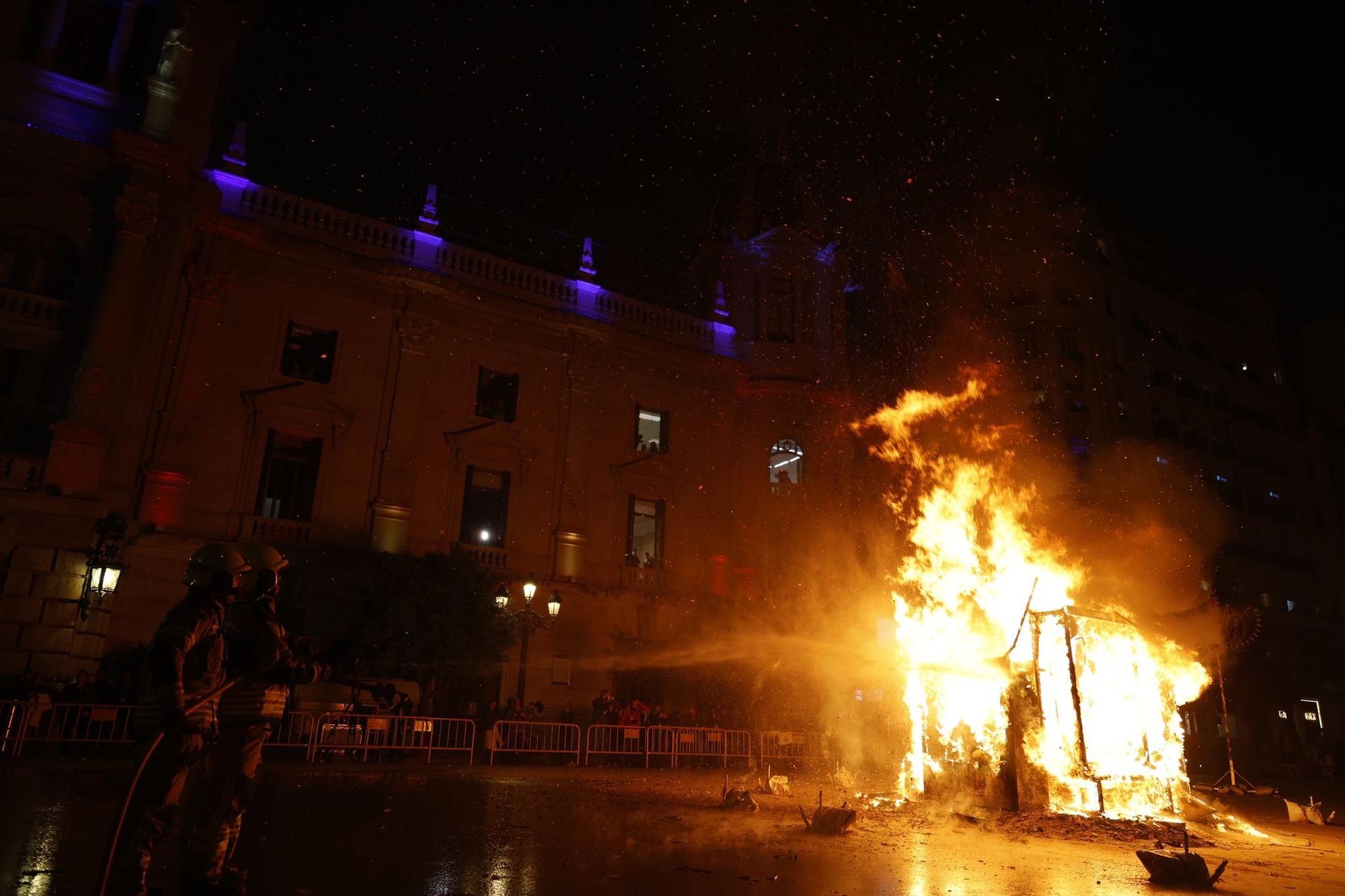 Así se ha quemado la falla infantil municipal de 2024