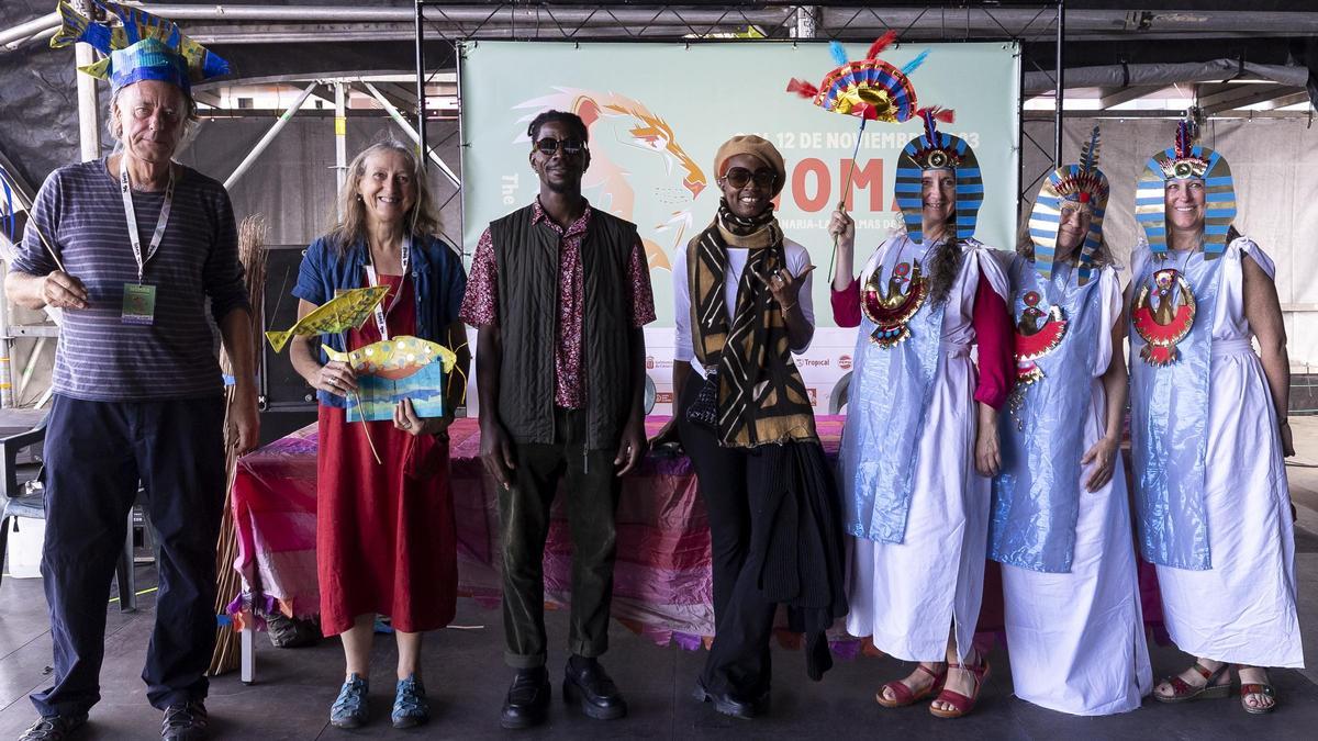 Algunos de los artistas de la primera jornada Womad, ayer, tras la presentación