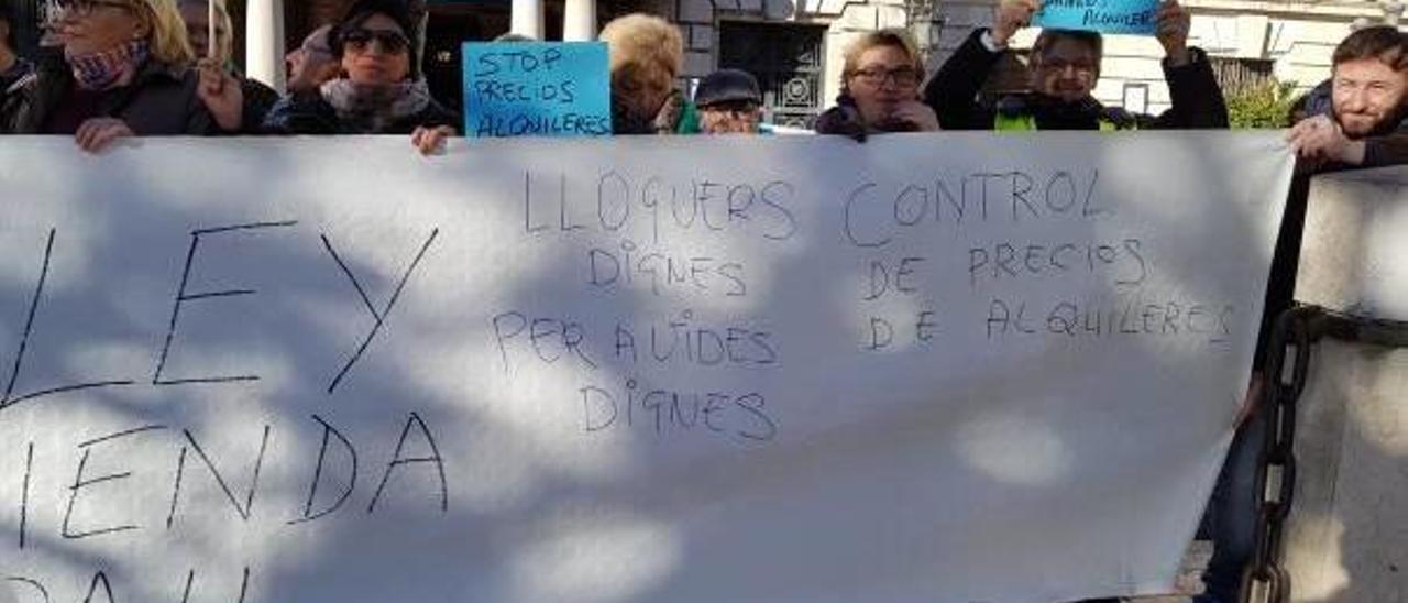 Afectados por la plataforma se manifiestan ayer en la plaza del Ayuntamiento.