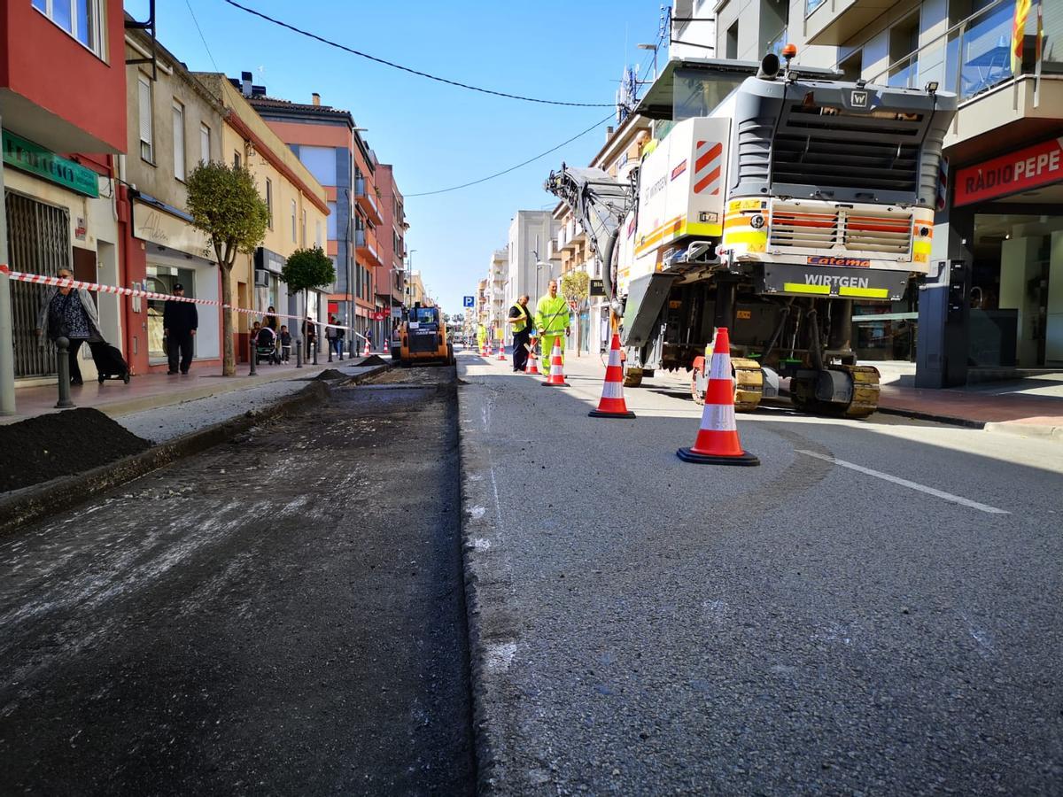 Carrers asfaltant-se a Palamós.