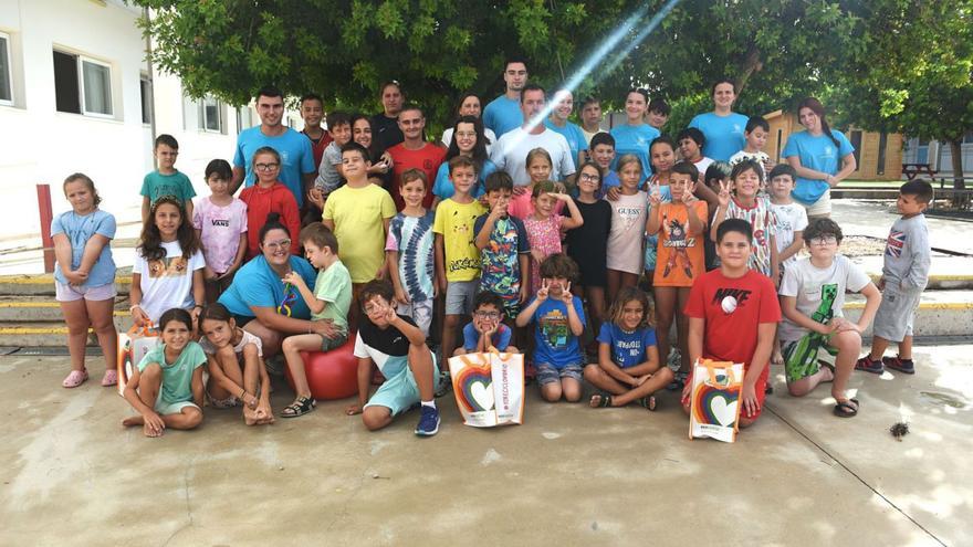Los concejales, con alumnos de las escuelas de verano del municipio. | ASA