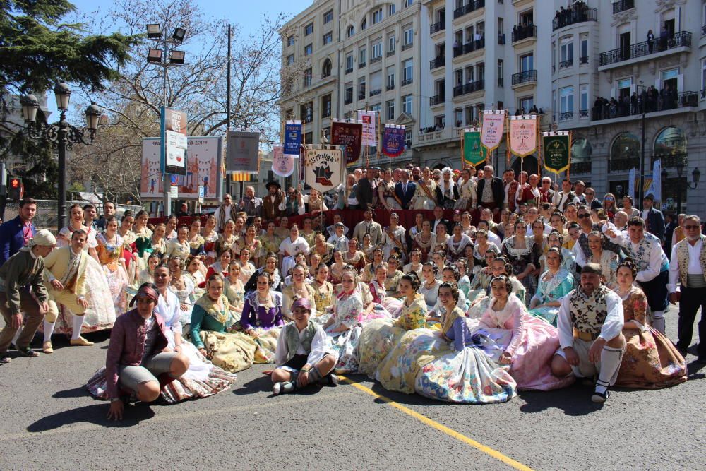 Recogida de premios de las comisiones falleras