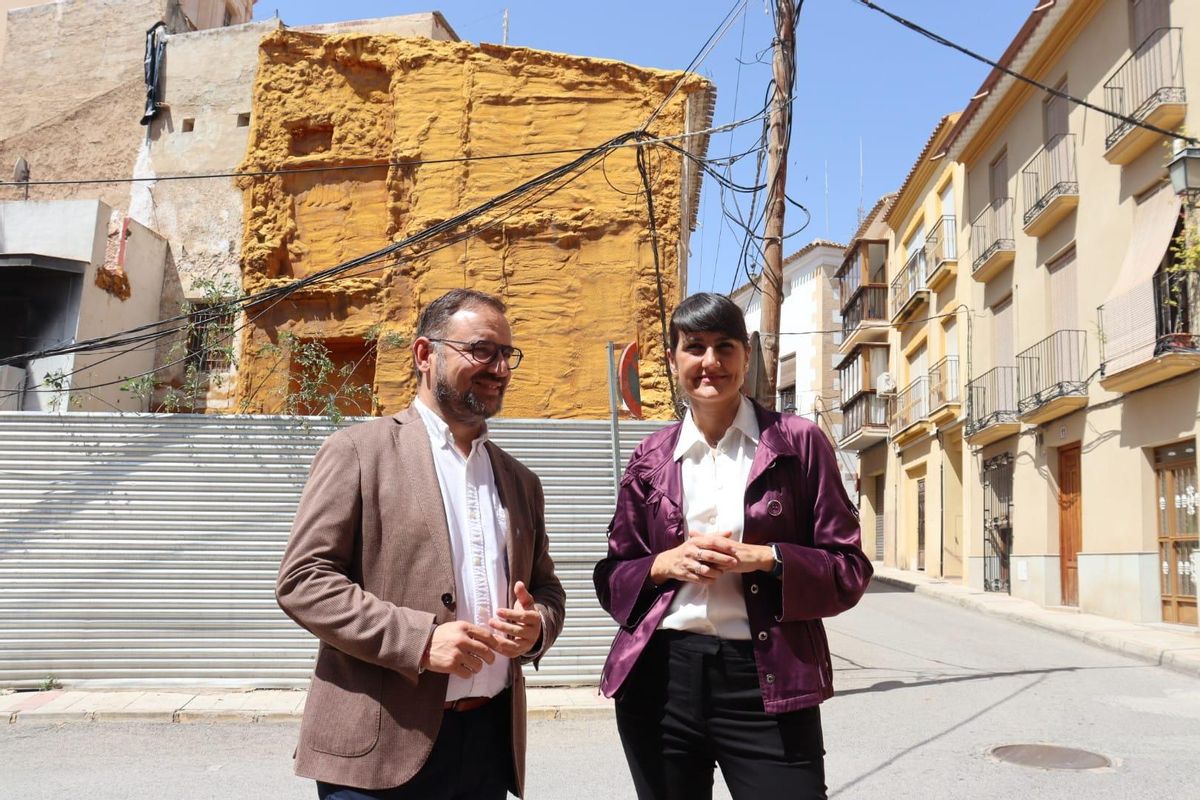 Diego José Mateos y María González en la calle Santiago, repleta de cables aéreos, este jueves.