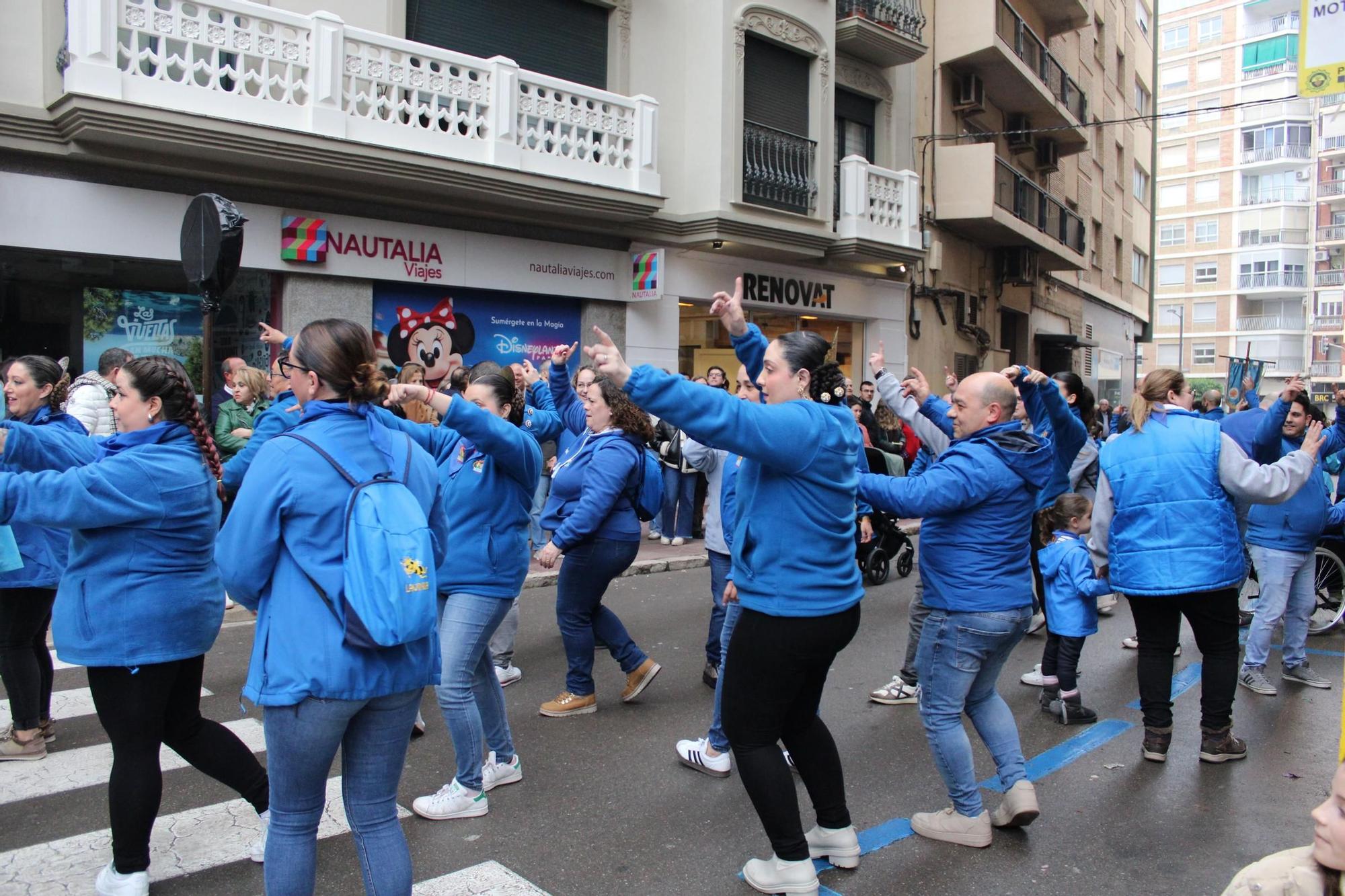 Las comisiones falleras llenan Alzira de música y baile en el desfile de pasodobles