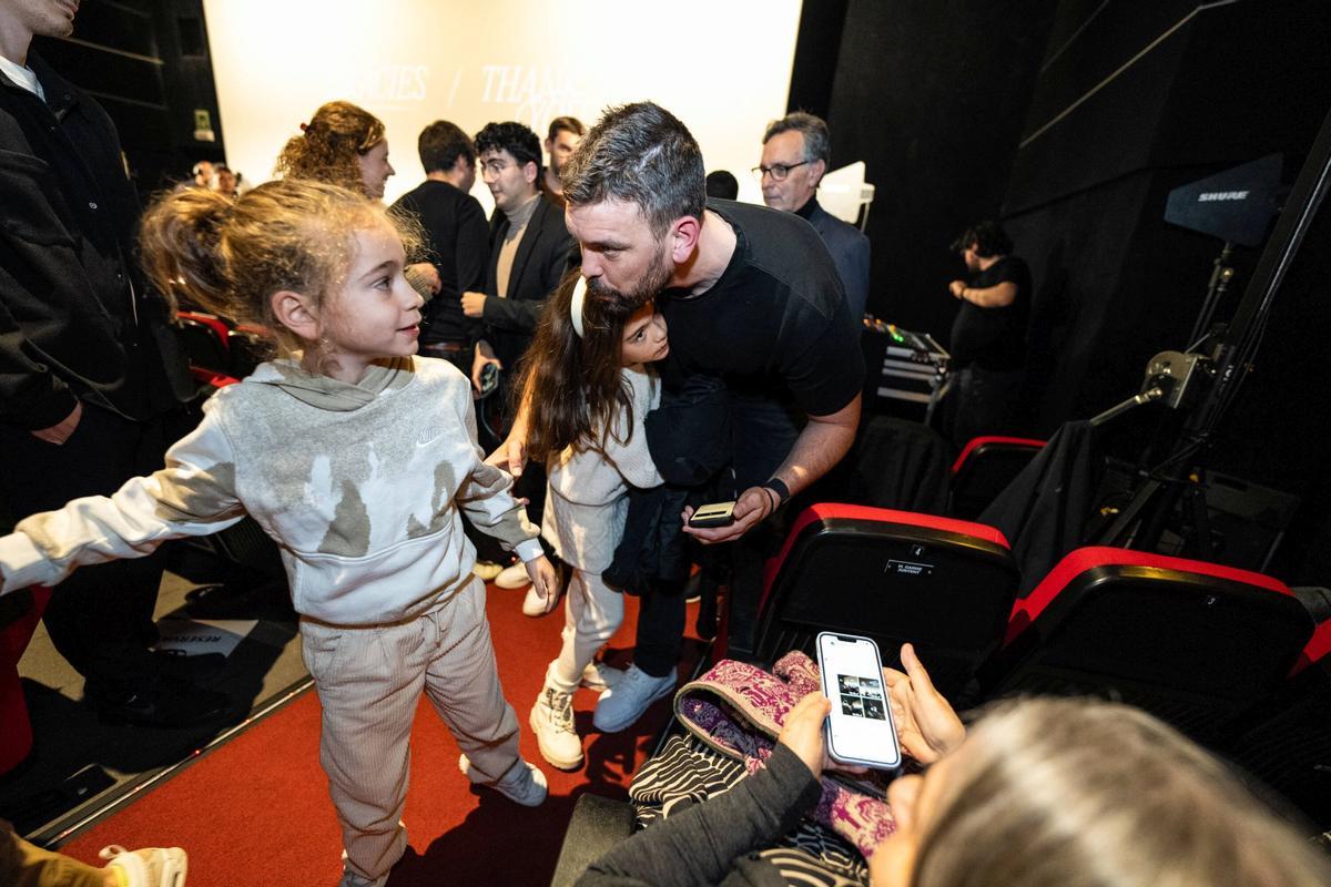 Marc Gasol divulgó este martes un corto y entretenido vídeo que arrastraba un interrogante: y ahora, ¿qué? Con la rueda de prensa convocada para este miércoles en el cine Texas de Barcelona buscó responder a la cuestión. No hacía falta acreditarse como experto en baloncesto, ni indagar en fuentes, para entender que se trataba de la puesta en escena de su retirada como jugador, postergada unos cuantos meses.