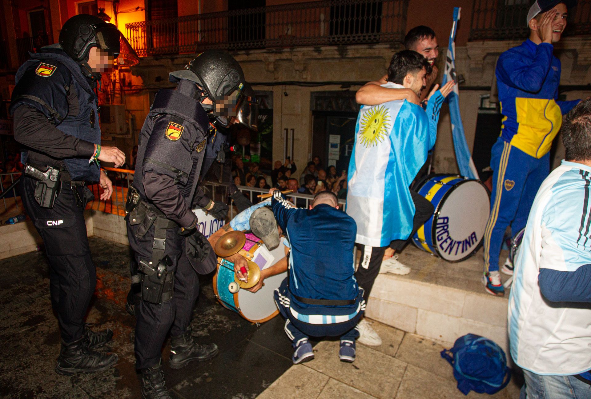 Aficionados argentinos celebran la victoria de su selección en las calles de Alicante