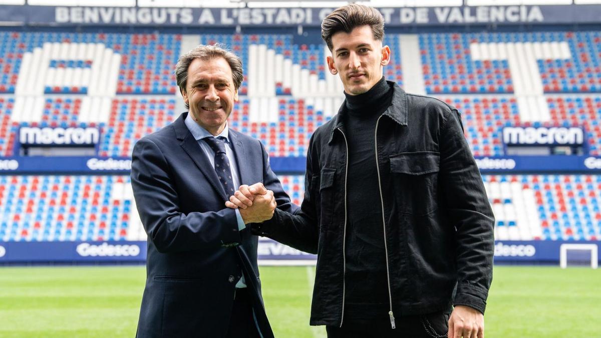 Felipe Miñambres, director deportivo del Levante UD, sella el acuerdo con Dani Cárdenas con un apretón de manos. | LEVANTE UD