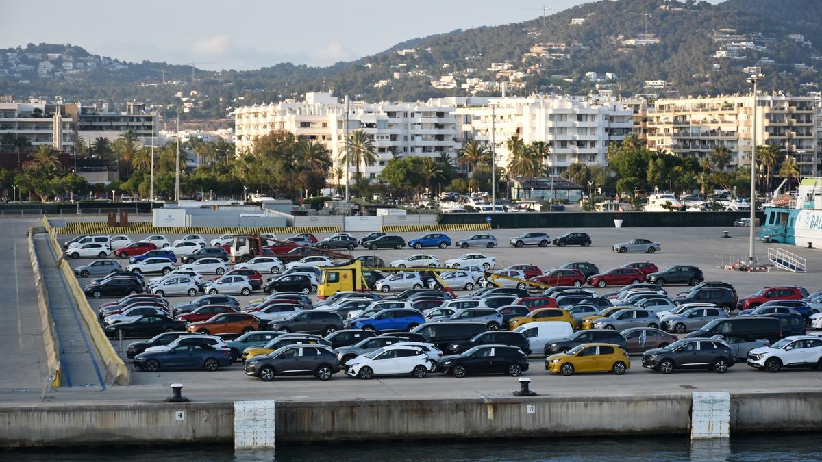 Coches de alquiler recién desembarcados en el puerto de Eivissa