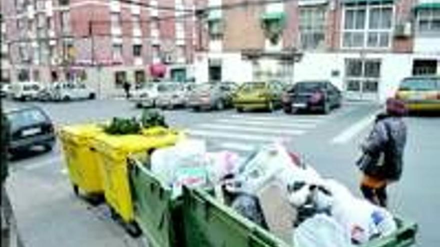 Basura en los barrios, pese a ser día festivo