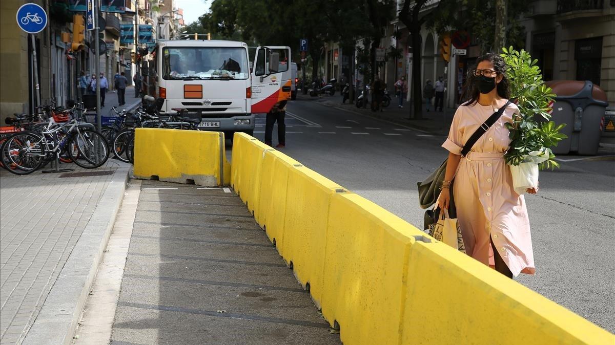 Los separaciones de las nuevas terrazas como la  de Croq and Roll Croqueteria de Travessera de Gracia se hacen infranqueables para los coches y los peatones 