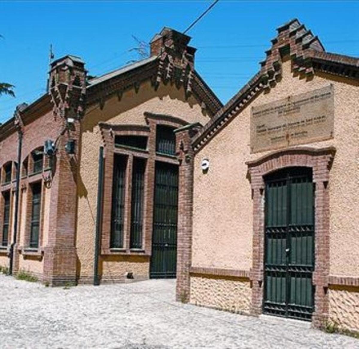 Façana de la Casa del Guarda del parc de les Aigües de Trinitat Vella. Façana de la Casa del Guarda del parc de les Aigües de Trinitat Vella.